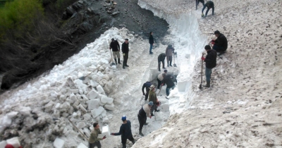 თუშები ზვავს წერაქვებით ჭრიან, გამგებელი ბრიტანეთში ისვენებს