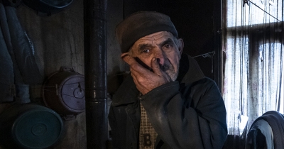 მარტოხელა მოხუცი ფიცრულში ცხოვრობს - მერმა ხელფასი გაიზარდა და ახალ მანქანებს ყიდულობს